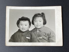 老照片：2名儿童合影照（戴像章）/背题（时间）：1967年