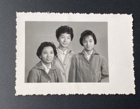 老照片：三位短发美女合影（大公，布纹纸）/背题：1965年国庆节摄