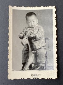 老照片：儿童骑木马照（福州红湖商场摄影）