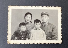 老照片：军人家庭照（4人合影）/布纹纸