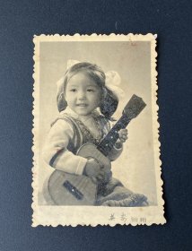 老照片：女童弹吉他（英姿照相）/布纹纸