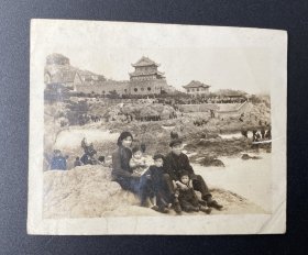 老照片：一家五口合影照（背景：似乎为青岛海滨浴场，请自鉴！）/背题：1954.4.25.鲁迅