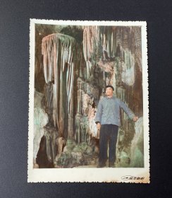 彩照：男子照（上海风华照相，彩色或手工上色，请自鉴！）/背景：似乎为桂林芦笛岩