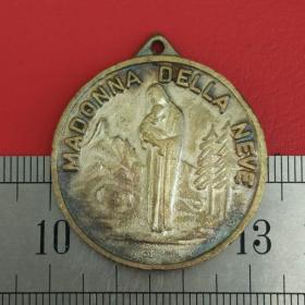 S312旧铜胜母马利亚麦当娜高山抱婴住1300m房屋图铜牌章挂件珍藏