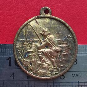 D411旧铜戴帽钓鱼者坐在树丫上休闲垂钓铜牌铜章挂件吊坠珍藏收藏