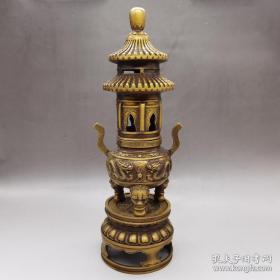 黄铜塔香炉器型厚重，形制端正；通体光素，色泽雅致，古意盎然，品相极好
