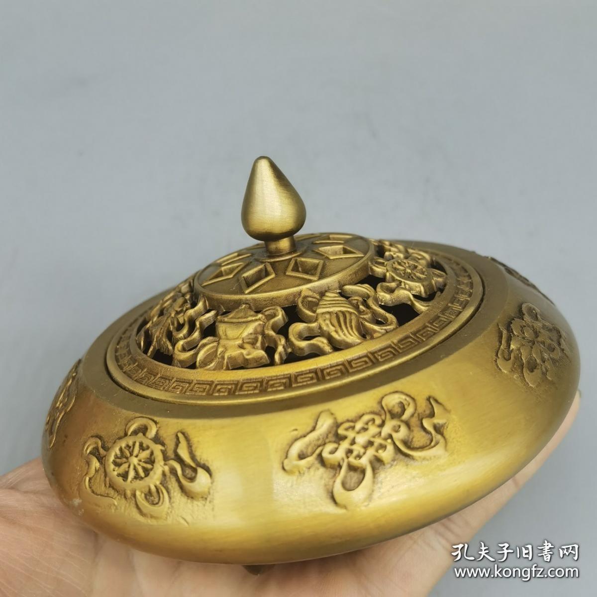精品铜器 黄铜雕刻香炉，器型厚重，形制端正；包浆温润，色泽雅致，古意盎然，品相极好