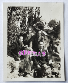 民国老照片：  民国上海曹氏墓园。1948年4月4日，上海新新百货公司：李兆洪、韦伯铨、黄克斌、卓国强。看背题【陌上花开系列】