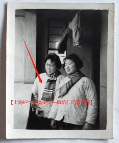 老照片：冬日，系围巾的黄培仁（左）与闺密。【陌上花开—上海护士眼镜美女—黄培仁旧藏系列】