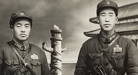 老照片：“重庆市－人民警察”—“0150”、“0155”（此号模糊，依稀可辨），配驳壳枪，1954年，芦红河（存），照相布景北京天安门。看背题【陌上花开系列】