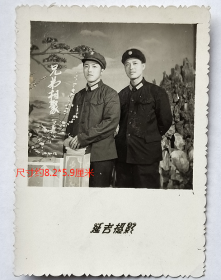 老照片：解放军+公安警察，1974年4月28日，兄弟相聚合影留念。延吉摄影【陌上花开系列】