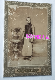 晚清老照片：清宣统二年（1910）一张见证南京照相史的老照片：白下双芝馆（“白下”古时“南京”别称） ——男士携书本照（帖板尺寸17.1*11.8厘米）——注意！此件只支持快递！