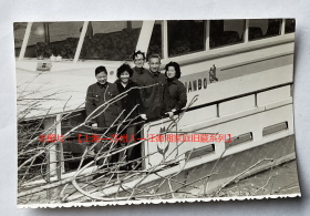 老照片：上海青浦—淀山湖，游船上。1982年春，有背题。【上海—苏州人—汪*湘家庭旧藏系列】