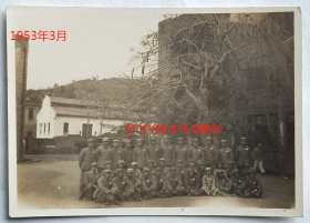 老照片：广州市登峰路—解放军—中南军区防空司令部，1953年3月，通信处全体同志合影，有背题。——备注：前身华南军区防空司令部，1952年7月12日，改称中南军区防空司令部，驻广州市登峰路，司令员：张西三（河南省南乐县人），政治委员：曹传赞（江西省南康市人）。1955年5月，改称广州军区防空军司令部。【陌上花开系列】