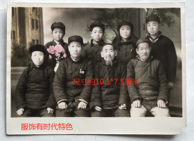 老照片：家庭合影照，背面用毛笔写满字，1951年3月5日，人物服饰有时代特色。汝安、德琴（存）。看背题。【陌上花开系列】