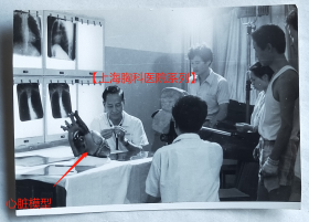 老照片：上海胸科医院—医生专家讲解，桌上摆放心脏模型。——医院简史：上海胸科医院（上海交通大学附属胸科医院）创建1957年，为中国最早建立的集医疗、教学、科研为一体的，以诊治心、肺、食管、气管、纵隔疾病为主的专科医院，三级甲等。首任院长黄家驷，副院长兰锡纯、顾恺时。【桐阴委羽—上海胸科医院系列】