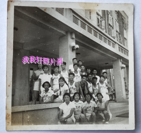 老照片：北京邮电学院，1960年7月23日“工X楼”前，全体短跑体育运动员。看背题。——校简史：1955年以天津大学电话电报通讯和无线电通信广播两个专业、重庆大学电话电报通讯专业为基础组建北京邮电学院。1959年和1960年北京电信学院及其附属中技部、邮电科技大学先后并入。1993年更名为北京邮电大学。【陌上花开系列】