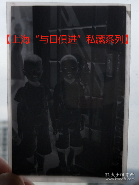 民国老底片：民国两个背带中裤男孩子。【上海“与日俱进”私藏系列】