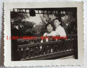 老照片：公园亭子里的情侣，男子太古板。【陌上花开—上海护士眼镜美女—黄培仁旧藏系列】