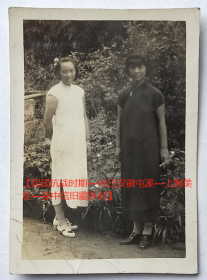 民国老照片：民国旗袍美女，1941年双十节，于屯溪黑白摄影社，地点即“屯溪公园”内（请藏家自鉴）。看背题。【民国抗战时期—内迁安徽屯溪—上海美女—徐中信旧藏系列】