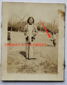 民国老照片： 民国美女，公园里，背后小孩玩篮球【民国南京人家—美女旧藏系列】