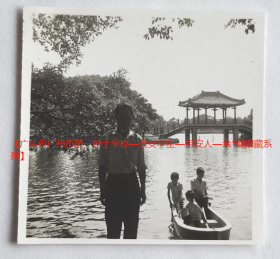 老照片：广州流花湖，1976年10月10日，有背题。【广东省广州市第一护士学校—美女学生—宝安人—余*卿旧藏系列】