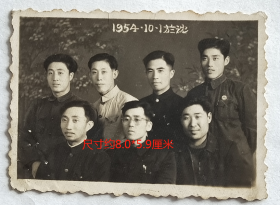 老照片：1954年10月1日（国庆节），于沈阳合影。——备注：此影像出自抚顺战犯某管理员，与《吉林临江县—大栗子镇（伪满皇帝溥仪宣诏退位的地方），1950年10月14日，司法干部工作一年留念》同一批。【桐阴委羽系列】