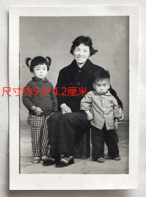 老照片：母亲与孩子，1967年5月16日，有背题。此影像与《宁夏医学院，1981年2月》同一批，藏家自鉴。【陌上花开系列】