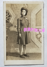 老照片：北京公安部美女——陈晞，50式布拉吉苏式军装。1950年，看背题。——简介：中国共产党中央军事委员会公安部，简称中央军委公安部，成立于1949年7月6日。由罗瑞卿任部长、杨奇清任副部长，下属侦察、保卫、治安、情报四个处。办公地址在东城区东堂子胡同。【韶华胜极系列】