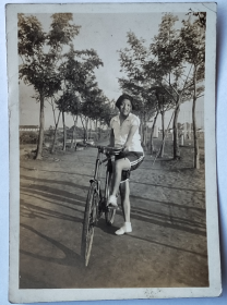 民国老照片：民国美女学生，与脚踏车（自行车）——有青春活力、有朝气。背题（赠）蕙芬【陌上花开系列】