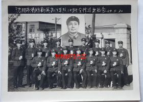 **老照片：辽宁沈阳——沈阳市消防新兵训练，1969年，13班全体毕业留念，消防解放军持红宝书，背景毛主席像。漂亮！~