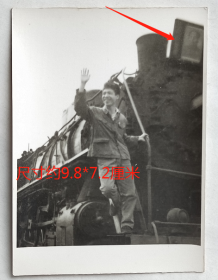 老照片：站在火车头上抬手，有毛主席像。【陌上花开系列】