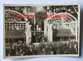 民国老照片：民国旗袍美女，画面好看，花园歇椅，各守一边【民国上海美女——美娥旧藏系列】