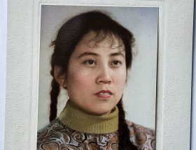 老照片：辫子美女，手工上色，上海大方照相馆（帖板尺寸约17.1*11.7厘米）。——注意！此件物流只支持快递！