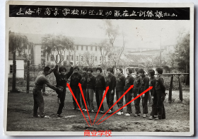 老照片：上海四平路—上海市商业学校，1963年学校田径运动会训练课，一群美女运动员。——“上海商校”简史：创办于1960年，在原上海市商业干部学校的基础上挂牌成立，校址四平路1149号。1964年7月搬至上海市闸北区共和新路1482号。后因市政拓宽道路，又迁至共和新路1458号。