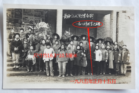 老照片：湖南长沙民俗文旅，1985年正月十五元宵节，电影院门口，长沙“三八”灯首合影，有只长龙灯。此期电影院门口有《高山下的花环》、《结婚》等电影海报。