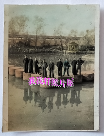 民国老照片：民国无锡蠡园，1947年3月30日，上海新新百货公司——麦文瑞、楼延良、梁尚志、肖文礼（萧文礼）、伍宝和、费兆文、卓国民、卓国强、朱弟、朱烓鑫。【陌上花开系列】