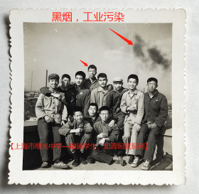 老照片：上海市继光中学，眼镜革命学生（后排中），握红宝书毛主席语录，同学合影。背景有黑烟—工业污染。——校简史：前身1898年英国教会伦敦会沪创办麦伦书院。1927年改名私立麦伦中学。1953年纪念抗美援朝特级英雄黄继光烈士，更名上海市继光中学。【上海市继光中学—眼镜学生、知青旧藏系列】