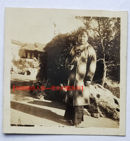 民国老照片：民国美女，手上拿个小皮包【民国南京人家—美女旧藏系列】
