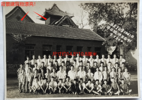 老照片：山东—济南市永长街小学（即济南永长街回民小学），1961年8月8日毕业班师生合影，背景建筑教学楼漂亮。此期副校长：董树舜，学校负责人：孙善栓。——校简史：前身1946年由私立伊光小学（1930年建，原名康善小学）与穆汉小学合并组建“回族私立穆光小学”，校长：王国华。1949年定名“济南市回民子弟小学”。1960年更名“济南市永长街小学”。1981年改称“济南市永长街回民小学”。