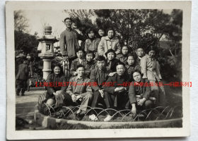 老照片：上海龙江路—上海—中华第一纺织厂，团建。——简史：前身1914年创办中华第一针织厂。1946年更名中华第一棉纺织股份有限公司（中华第一纺织厂）。1951年更名中华第一棉纺针织厂。1956年更名公私合营中华第一棉纺针织厂。1966年更名国营上海棉纺针织厂。1980年更名中华第一棉纺针织厂。【上海龙江路377号—中华第一纺织厂—保尔·柯察金战斗队—旧藏系列】