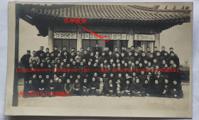 老照片：上海第一医学院，“东亭教室”前戴校徽大合影，建筑雕梁画栋，十分精美。有背题。——校简史：前身1927年创办南京国立中央大学医学院。1932年更为国立上海医学院。1939年迁昆明。1940年迁重庆。抗战后回上海。1952年更名上海第一医学院。1985年定名上海医科大学。今复旦大学上海医学院。【上海私立集英中学→上海市敬业中学（1953）→上海第一医学院毕业—美女医生—家宁旧藏系列】