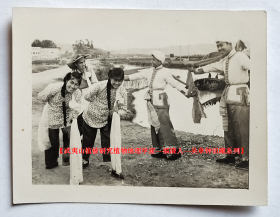 老照片：学生时代，1954年春，和美女一起排练舞蹈。背景应是“福建省福清中学”附近，请藏家自鉴。【武夷山植被研究植物地理学家—福清人—吴章钟旧藏系列】