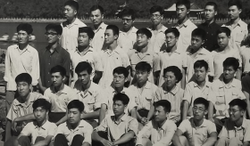 老照片：北京市第二十六中学（北京市汇文中学）1963年高三：池永康、李宪元、吕俊亭、刘怀珍、及金生、常铁成、马鸿琳、贺长喜、战福重、肖雨泽、沈耀祖、高俊亭、崔大鹏、王瑷东（老师）何文延、王振祥、张树椿、孙景秋、崔守温、李长友、姚朝栋、刘纯朴（北京市通县一中模范班主任，今北京市通州区潞河中学）王山川、孙世雄、兰崇远、刘德远、柳川、张铁壁、刘振荣、张书门、陈忠睦、秘相成、苏锐、钱连增、孙继伟、杨庆苏等