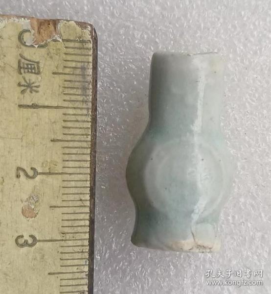 民清时期瓶面带佛教万字符号“卐”暗纹的青瓷小药瓶1个