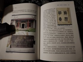 近一百二十个诗人的故里和相关的古籍《觅诗记》是韦力“传统文化遗迹寻踪”书系之一部。一百一十九位诗人故里、墓园、祠堂、遗迹，五百余张实地勘访图片，五百余张善本古籍书影，上溯《诗经》，迄于晚清，三千年诗赋流变，作诵之人星汉灿烂。藏书家韦力，以一己之力，勘访传世遗存，呈现天地悠悠诗情。绝对善本精华