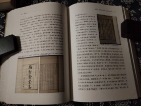 近一百二十个诗人的故里和相关的古籍《觅诗记》是韦力“传统文化遗迹寻踪”书系之一部。一百一十九位诗人故里、墓园、祠堂、遗迹，五百余张实地勘访图片，五百余张善本古籍书影，上溯《诗经》，迄于晚清，三千年诗赋流变，作诵之人星汉灿烂。藏书家韦力，以一己之力，勘访传世遗存，呈现天地悠悠诗情。绝对善本精华