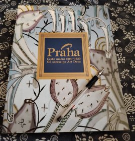 布拉格1890～1930从新艺术走向装饰艺术》注释本、270页、平装版、九五成新、29*23公分、292件组 工艺玻璃、器皿、服装设计作品、手工木偶、陶瓷、珠宝首饰、装饰画、纤维艺术、1999年世田谷美术馆特展图册 这本书里的藏品来自以下机构： 布拉格工艺美术馆 布拉格国立美术馆、将宝贵的卡罗维瓦里美术馆 /卡罗维瓦里瓷器专门学校、 , 俄斯特拉发美术馆玻璃和珠宝博物馆 玻璃珠宝美术馆