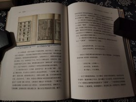 近一百二十个诗人的故里和相关的古籍《觅诗记》是韦力“传统文化遗迹寻踪”书系之一部。一百一十九位诗人故里、墓园、祠堂、遗迹，五百余张实地勘访图片，五百余张善本古籍书影，上溯《诗经》，迄于晚清，三千年诗赋流变，作诵之人星汉灿烂。藏书家韦力，以一己之力，勘访传世遗存，呈现天地悠悠诗情。绝对善本精华