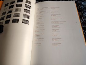 44*32公分，《阿里壁画～托林寺壁画》4开本巨册，2014年版，书品十成新，精装版315页 本书运用最新的全息摄影，将托林寺白殿的壁画拍照，印刷高度接近壁画原貌，目前中文图书关于喜马拉雅艺术唯一的 品质最好的出版物，超过同类外文书的印刷。所录壁画如下：二臂大黑天黑财神像，多闻天王像，狮子坐骑，吐宝鼠，无量寿佛，明王，大宝如意轮观音，迦叶尊者山闻修行宴乐场景 妙音天女 伎乐天，摩利支天佛母